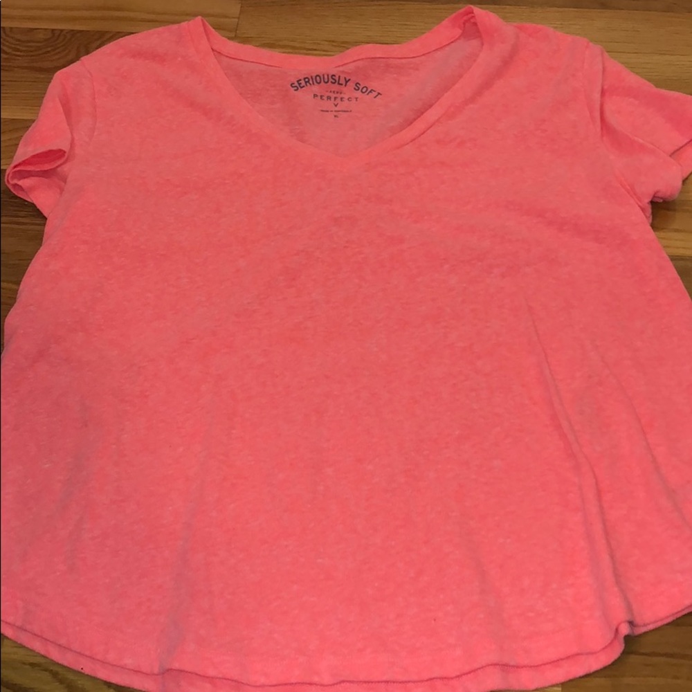 Womens V-neck tee